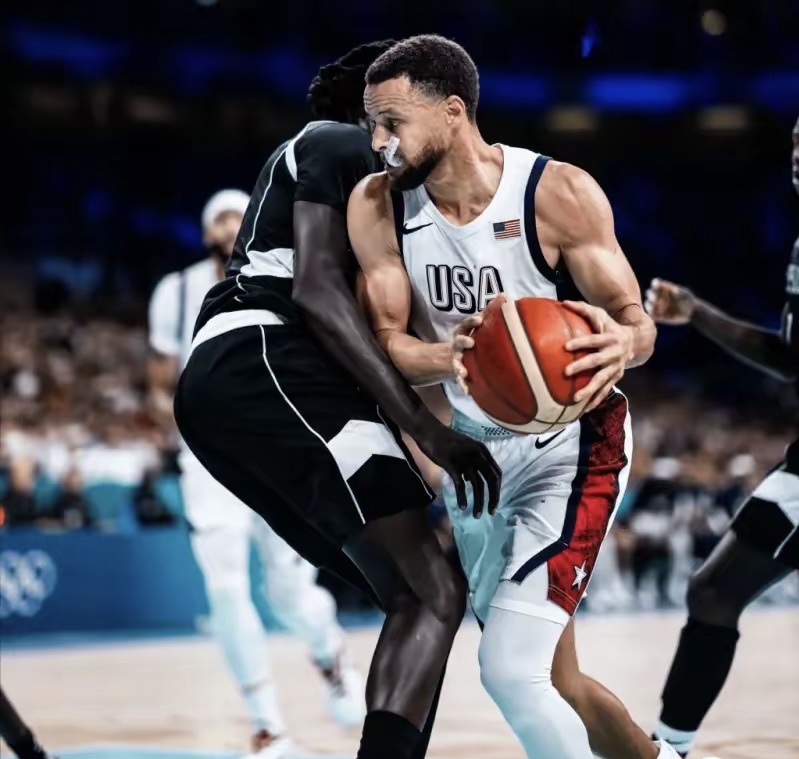 摩纳哥训练开放日；冲刺阶段主帅复盘引欢呼；NBA常规赛在即；身体对抗强度拉满