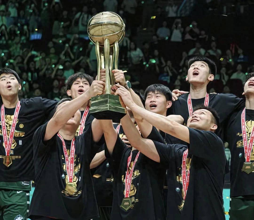 集结日广东宏远备战意大利杯，门线救险细节曝光，气氛紧张，年轻球员得到机会