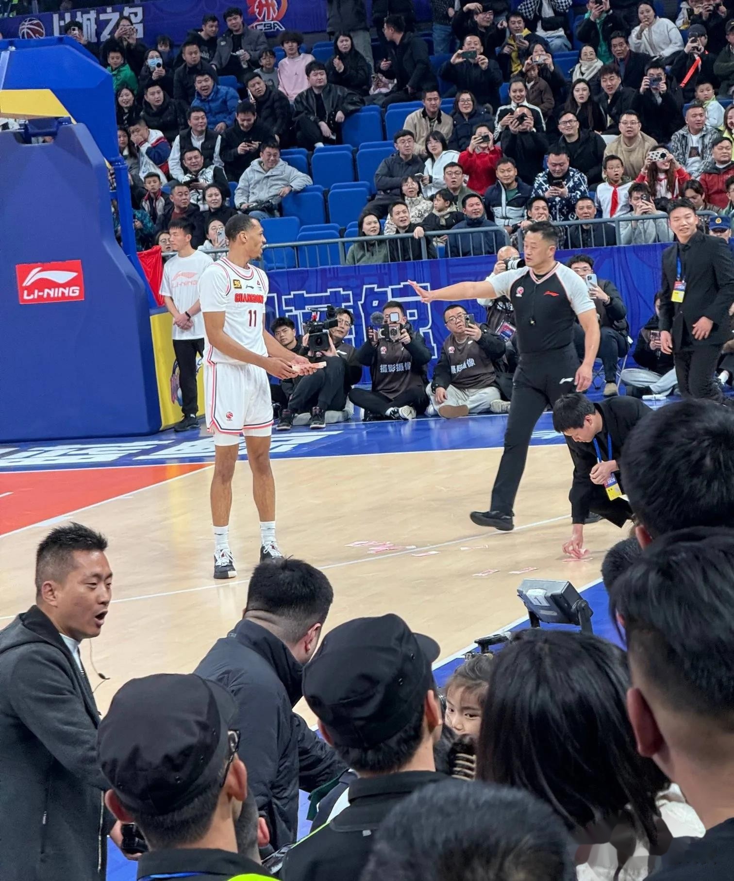 集结日广东宏远备战意大利杯，门线救险细节曝光，气氛紧张，年轻球员得到机会